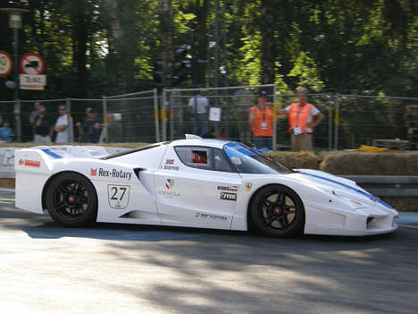 Martin Jensen på vej rundt på banen i Fælledparken i Ferrari FXX'en - måske den eneste gang vi kommer til at opleve sådan en bil på dansk asfalt.
